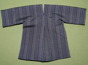 Kleid mit Halsschlitz dunkel gestreift grün-blau