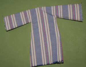 einfaches Kleid blau und rot gestreift