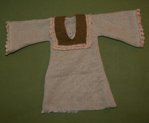 Langärmeliges Kleid mit grünem Besatz und Spitze